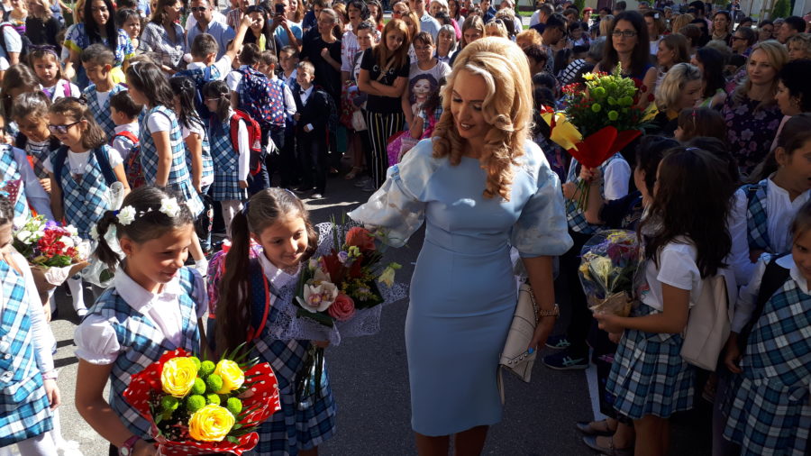 (foto-video) O primire INEDITĂ a micuților, la Școala ”Mihai Eminescu” din Pitești! ”V-ați numărat printre CEI MAI BUNI din județ” | Ziarul Argesenilor