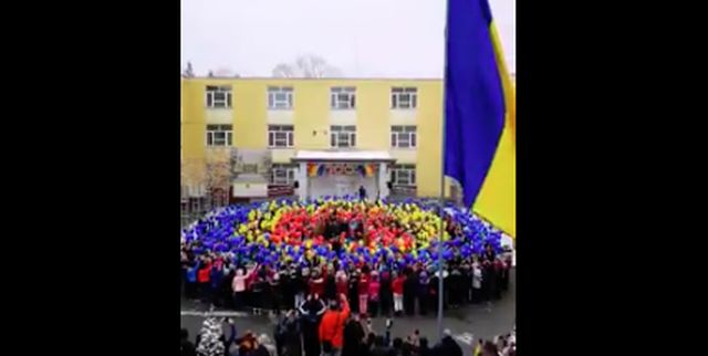 Micii patrioţi revin cu o nouă cântare impresionantă: 'Treceți batalioane române Carpații' a răsunat magistral din curtea școlii 11 Pitești (VIDEO) - B1TV.ro