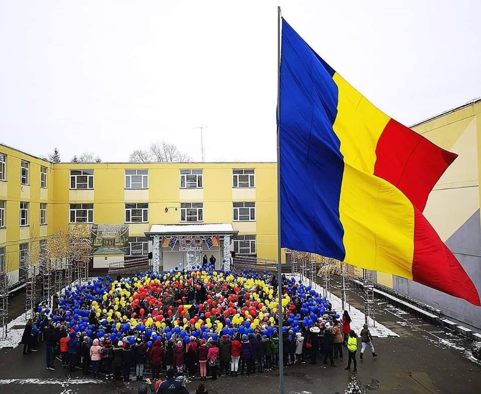 Video. Copiii unei școli din Pitești, lecție de patriotism pur. Reprezentația lor a cucerit internetul