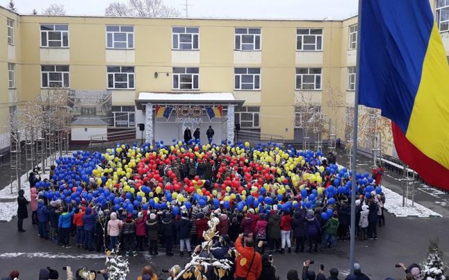 EMOȚIONANT: Patriotism al micilor elevi de la o școală din Pitești alături de militarii din oraș / VIDEO