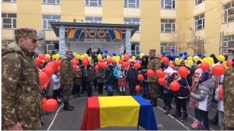 VIDEO Militarii, în vizită la o școală din Pitești, după ce un clip cu sute de elevi cântând "Treceți, batalioane române, Carpații" a devenit viral - HotNews.ro