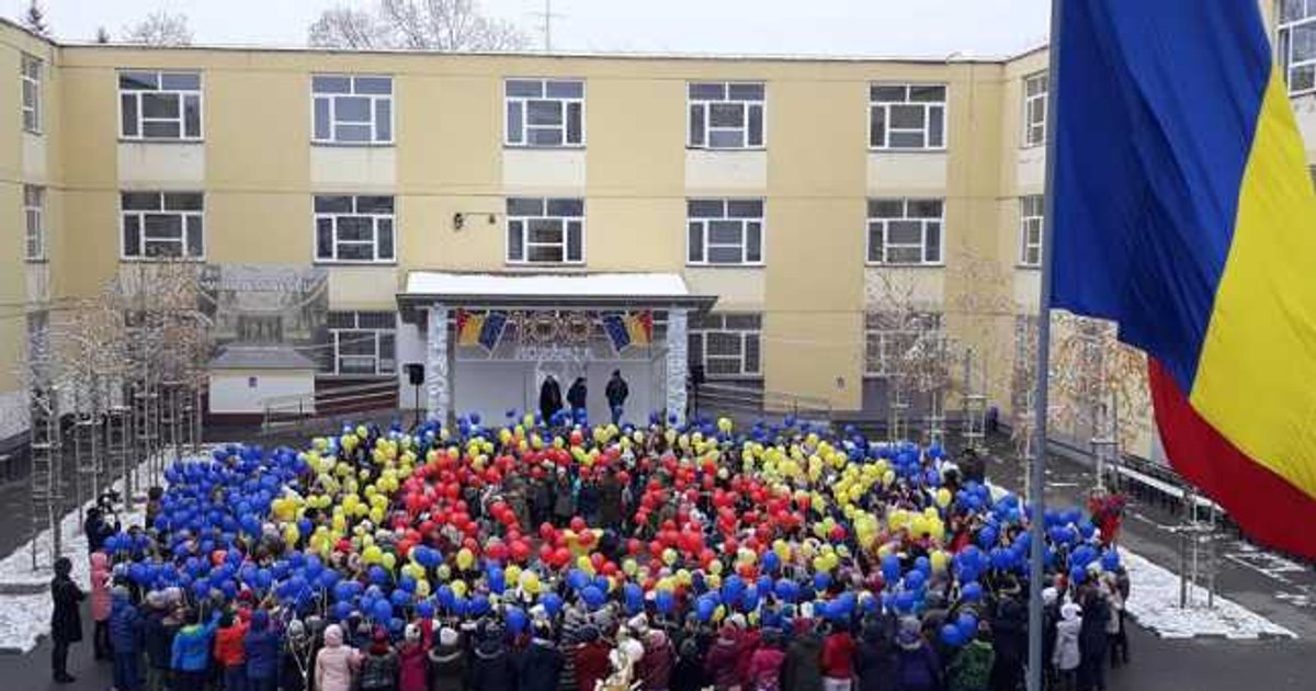 VIDEO După momentul devenit miercuri viral pe Facebook, sute de copii au cântat din nou „Treceţi, batalioane române, Carpaţii!“, dar înarmaţi cu tricolorul
