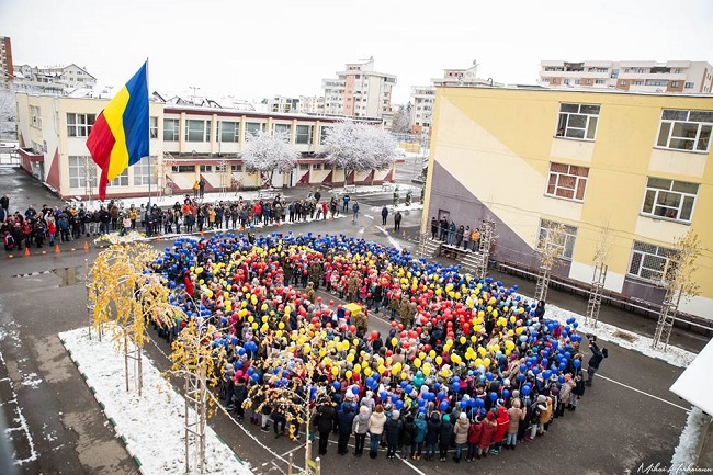 MarÈ ostÄÈeÈc cu baloane tricolore la Ècoala âM. Eminescuâ PiteÅti â Ziarul ArgeÅul - ediÅ£ia online