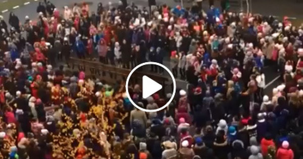 Clipul care a devenit viral în doar jumătate de zi! Elevii unei şcoli din Piteşti cântă "Treceţi, batalioane române, Carpaţii"