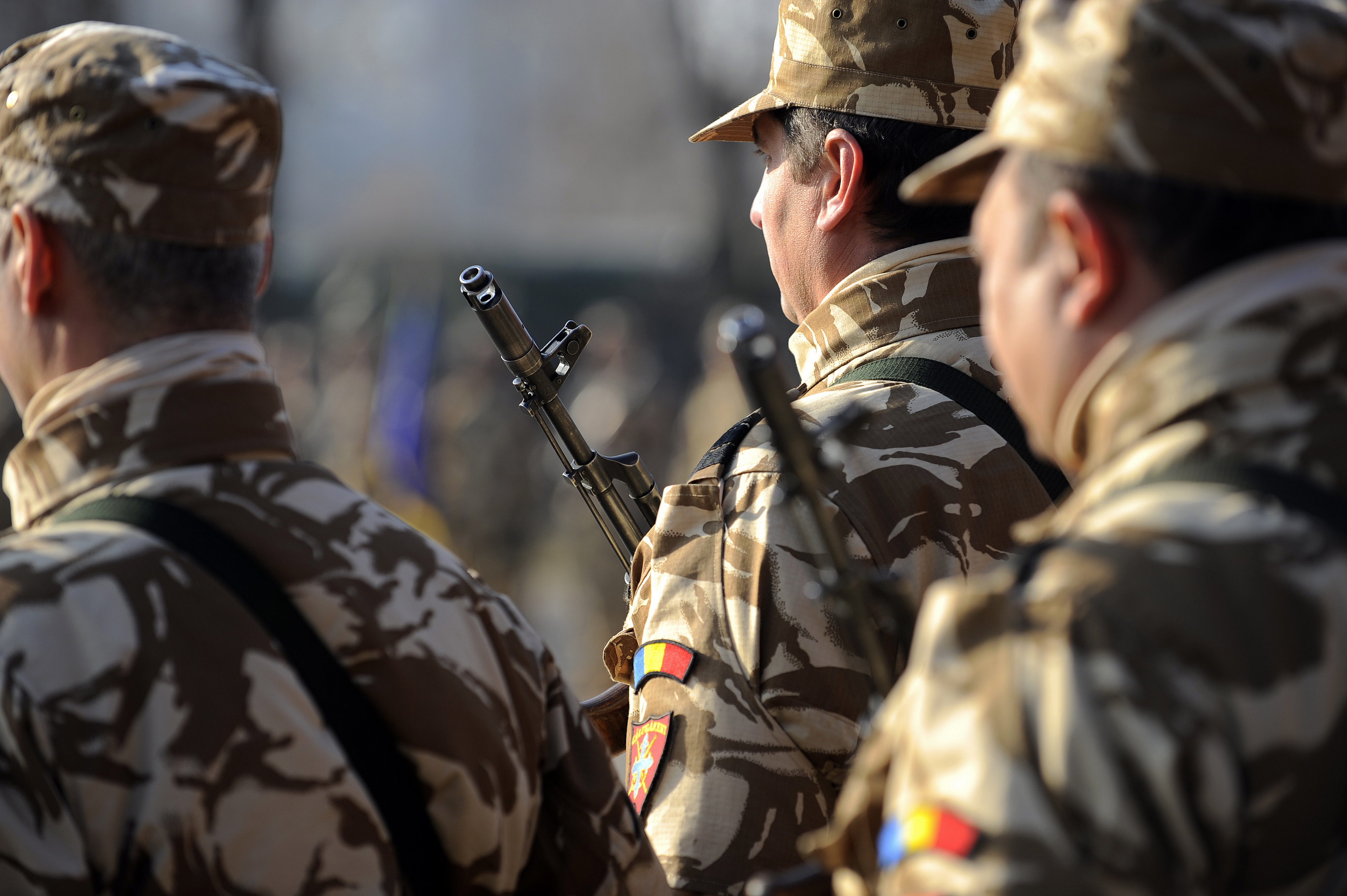 VIDEO Surpriza pe care militarii le-au făcut-o copiilor de o şcoală din Piteşti, după ce s-a viralizat un videoclip în care cântau "Treceţi, batalioane române, Carpaţii"