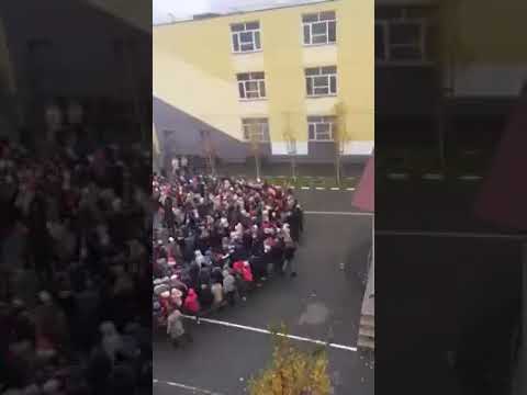 Sute de copii de la o scoala din Pitesti canta „TRECETI BATALIOANE ROMANE CARPATII”