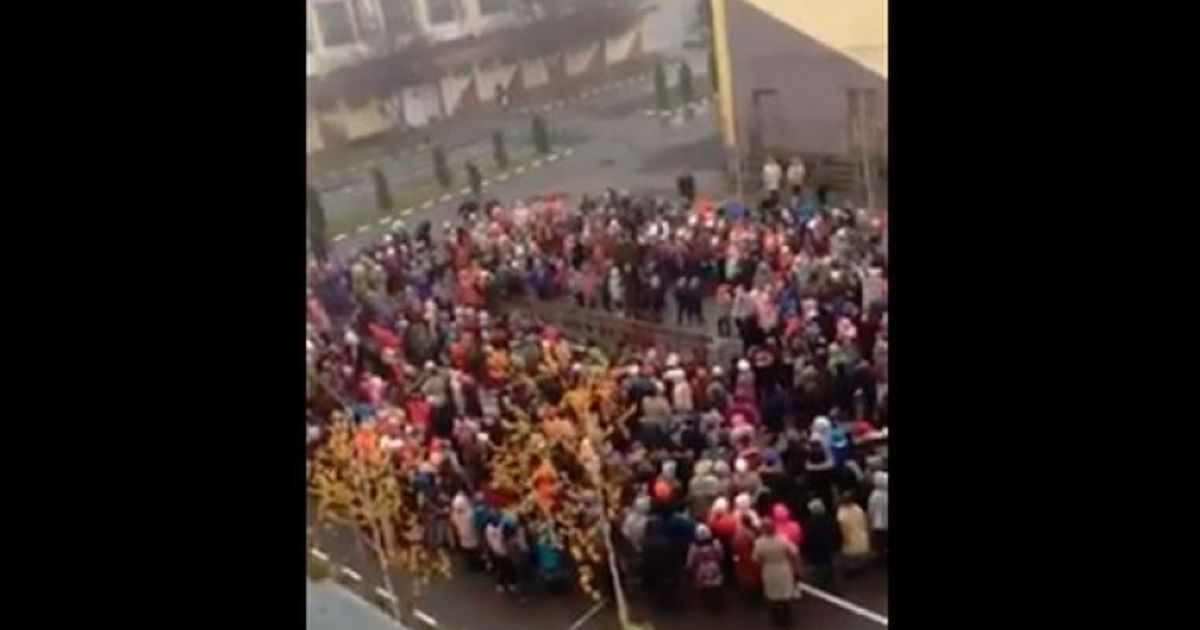 Acţiune inedită înainte de Ziua Naţională! "Treceţi batalioane române Carpaţii" a răsunat în curtea unei şcoli din Piteşti