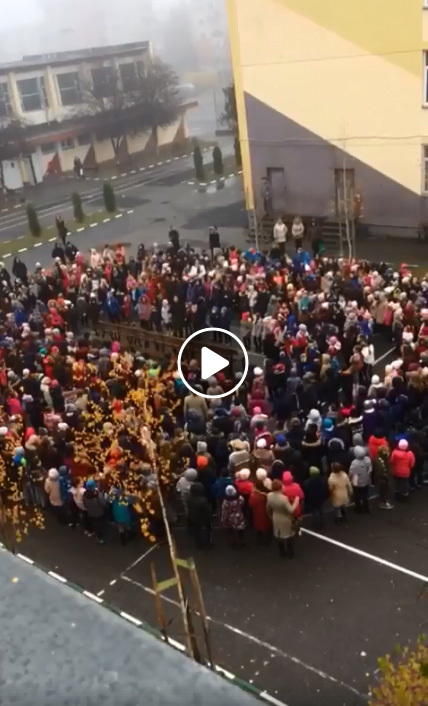 Clipul care a devenit viral în doar jumătate de zi! Elevii unei şcoli din Piteşti cântă "Treceţi, batalioane române, Carpaţii" - WOWbiz.ro