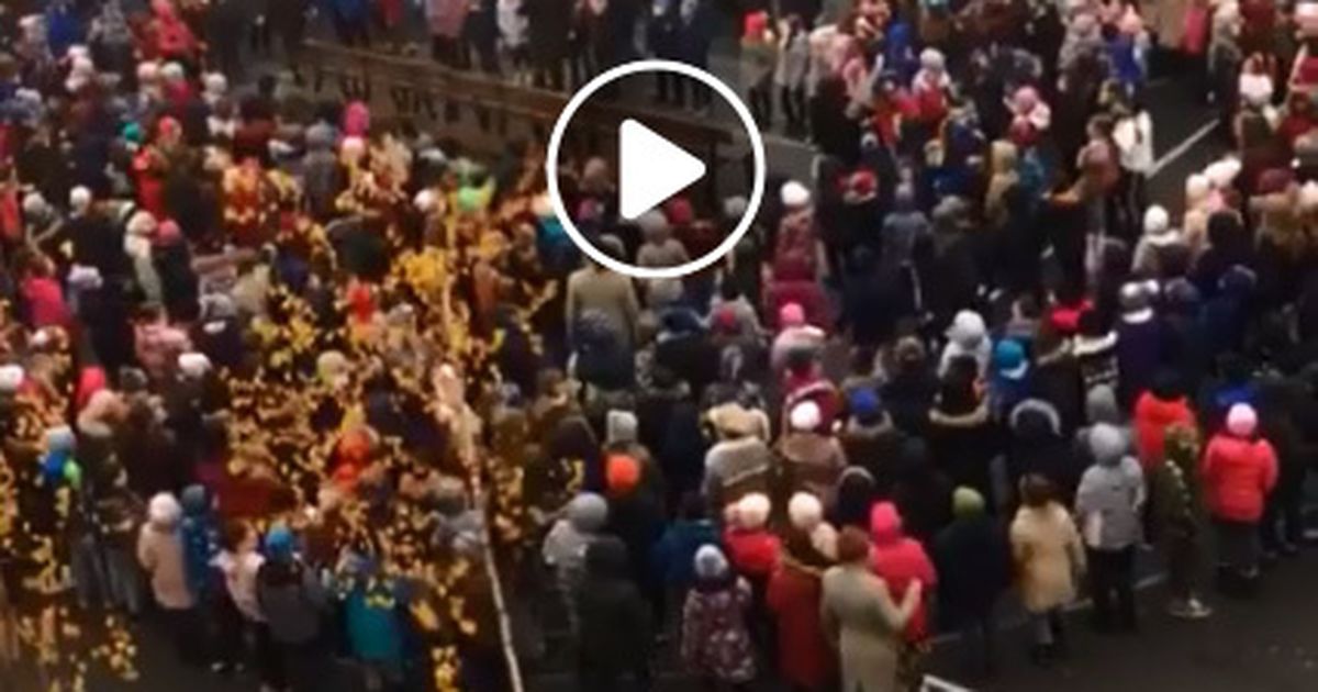 Clipul care a devenit viral în doar jumătate de zi! Elevii unei şcoli din Piteşti cântă "Treceţi, batalioane române, Carpaţii" - WOWbiz.ro
